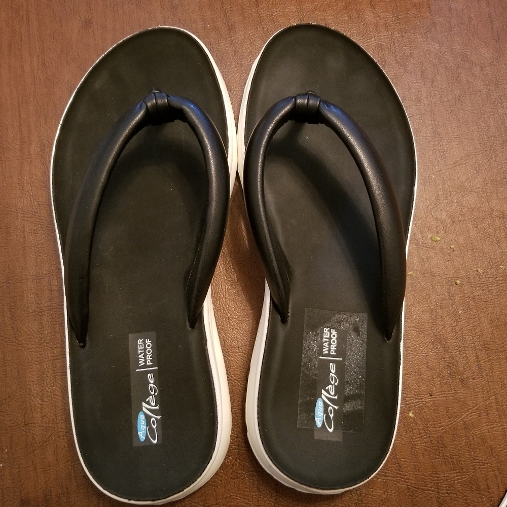 NIB Aqua College flip flops waterproof Amanda size 7.  Bottoms show tried on.